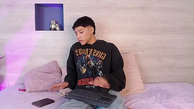 Velvet An online show from 04/29/26, 03:00