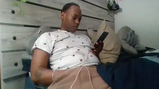 Snapshot of zdaddymm chatting on 05/19/26, 02:40 zdaddymm online show from 05/19/26, 02:40