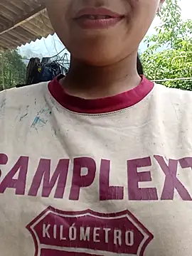 Snapshot of ross001 chatting on 04/09/26, 03:19 ross001 online show from 04/09/26, 03:19