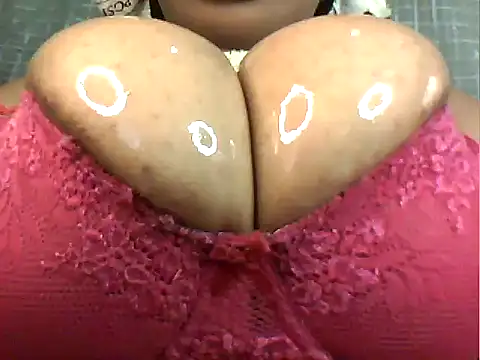 Snapshot of megaboobsqueen chatting on 07/05/26, 12:56 megaboobsqueen online show from 07/05/26, 12:56