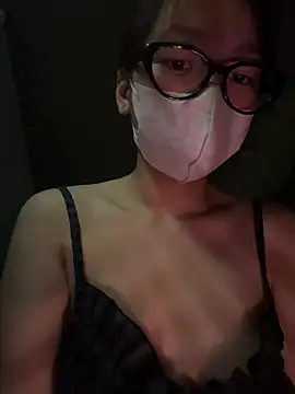 Snapshot of Tieu_Vy chatting on 04/13/26, 04:00 Tieu Vy online show from 04/13/26, 04:00