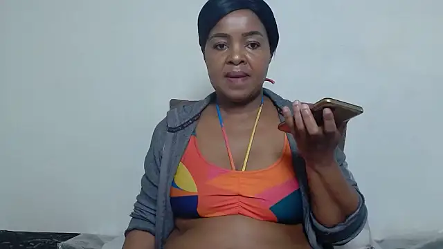 Snapshot of CaramelBaddie16 chatting on 06/19/26, 04:57 CaramelBaddie16 online show from 06/19/26, 04:57
