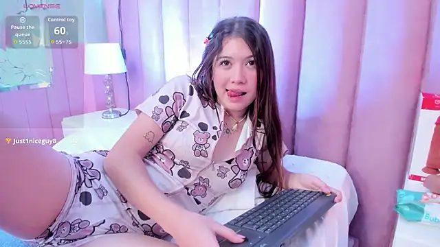 Hellencute18  online show from 05/27/26, 02:02