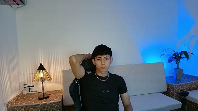 Snapshot of Valentino_Rey chatting on 04/10/26, 01:07 Valentino Rey online show from 04/10/26, 01:07