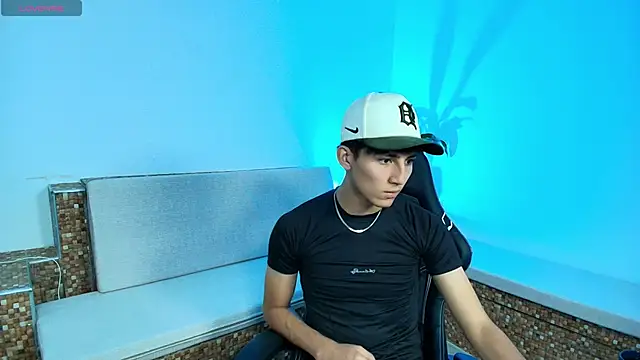 Snapshot of Valentino_Rey chatting on 04/13/26, 11:58 Valentino Rey online show from 04/13/26, 11:58