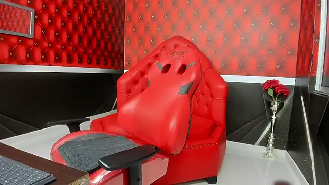 Snapshot of Kiara_Skinny chatting on 04/14/26, 04:06 Kiara Skinny online show from 04/14/26, 04:06