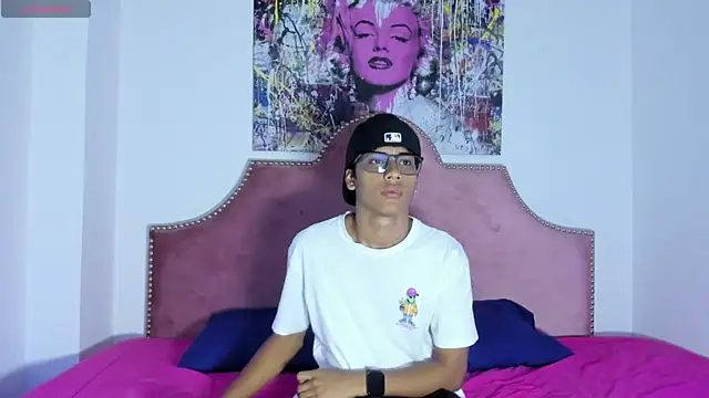 Snapshot of LiamKron chatting on 04/10/26, 11:39 LiamKron online show from 04/10/26, 11:39