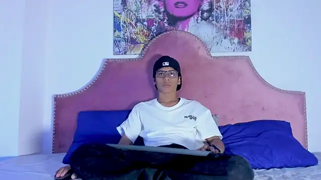 Snapshot of LiamKron chatting on 04/13/26, 12:31 LiamKron online show from 04/13/26, 12:31