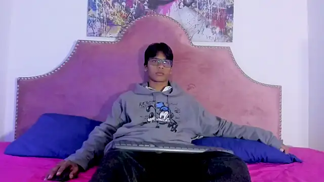 Snapshot of LiamKron chatting on 04/12/26, 11:35 LiamKron online show from 04/12/26, 11:35