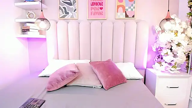 Madie amoretti online show from 04/14/26, 12:21