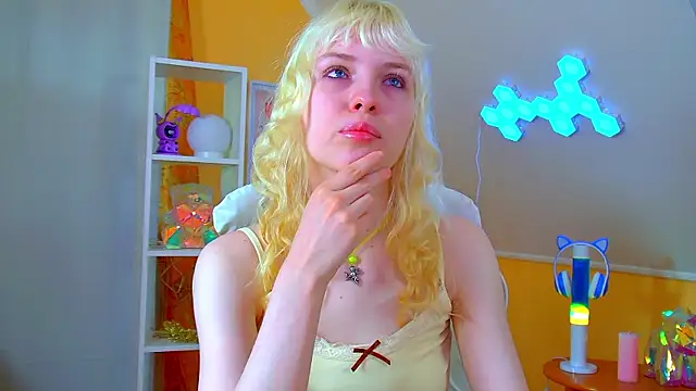 HannahHollis online show from 06/17/26, 06:13