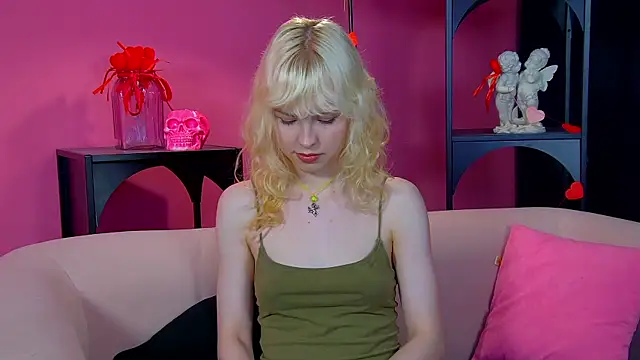 Snapshot of HannahHollis chatting on 05/14/26, 06:27 HannahHollis online show from 05/14/26, 06:27