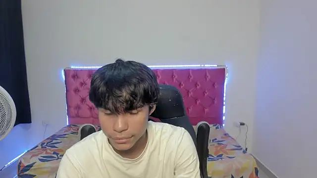 Snapshot of skinny_sam chatting on 05/25/26, 05:29 skinny sam online show from 05/25/26, 05:29