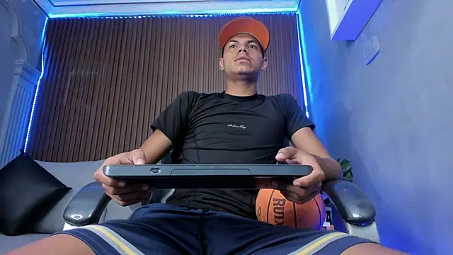 Snapshot of Omen20_ chatting on 04/13/26, 11:36 Omen20 online show from 04/13/26, 11:36