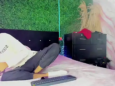 Snapshot of rafael_velvet chatting on 04/12/26, 01:47 rafael velvet online show from 04/12/26, 01:47