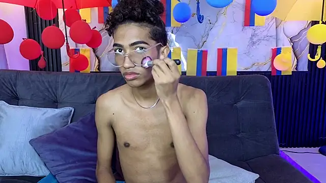 Snapshot of triiangel_latinboy chatting on 07/06/26, 12:23 triiangel latinboy online show from 07/06/26, 12:23