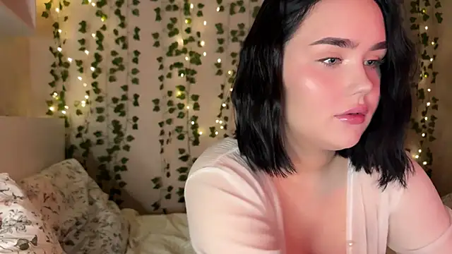 Snapshot of lola_raze chatting on 07/18/26, 10:18 lola raze online show from 07/18/26, 10:18