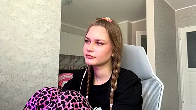 Snapshot of AmandaPinson chatting on 04/12/26, 10:07 AmandaPinson online show from 04/12/26, 10:07