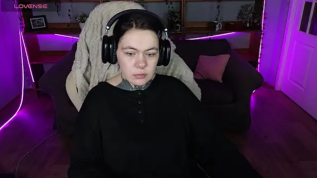 Snapshot of QwertyAnnie_Lbo chatting on 04/12/26, 05:05 QwertyAnnie Lbo online show from 04/12/26, 05:05