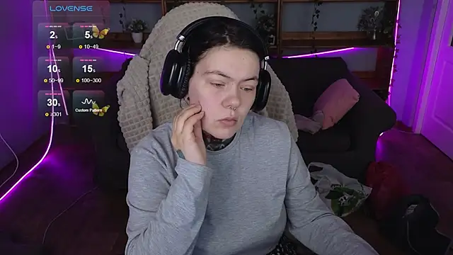 Snapshot of QwertyAnnie_Lbo chatting on 04/14/26, 01:21 QwertyAnnie Lbo online show from 04/14/26, 01:21