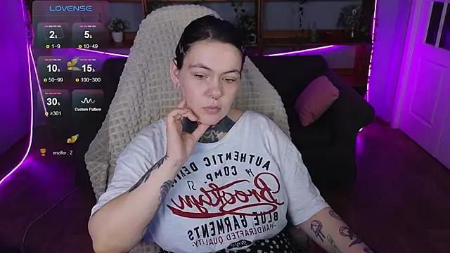 Snapshot of QwertyAnnie_Lbo chatting on 04/13/26, 05:11 QwertyAnnie Lbo online show from 04/13/26, 05:11