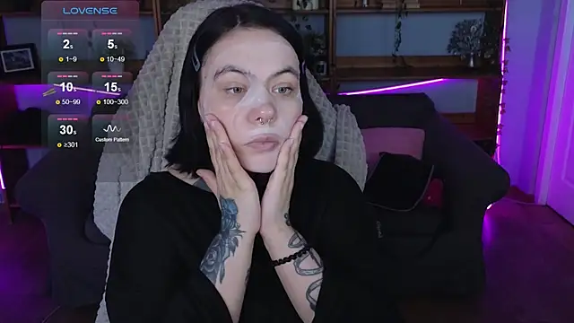 Snapshot of QwertyAnnie_Lbo chatting on 04/11/26, 08:07 QwertyAnnie Lbo online show from 04/11/26, 08:07