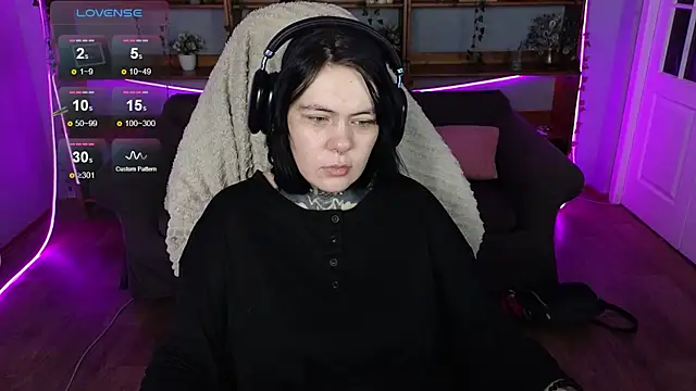 Snapshot of QwertyAnnie_Lbo chatting on 04/12/26, 01:20 QwertyAnnie Lbo online show from 04/12/26, 01:20