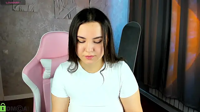 Snapshot of Nelie_Evans chatting on 07/03/26, 01:01 Nelie Evans online show from 07/03/26, 01:01