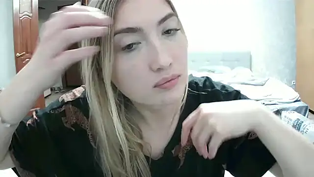 Snapshot of Mira_royy chatting on 05/29/26, 04:13 Mira royy online show from 05/29/26, 04:13