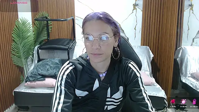 Snapshot of alonddra_tay chatting on 07/10/26, 11:43 alonddra tay online show from 07/10/26, 11:43