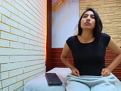 Snapshot of mellaniemonroe303av chatting on 04/10/26, 09:44 mellaniemonroe303av online show from 04/10/26, 09:44