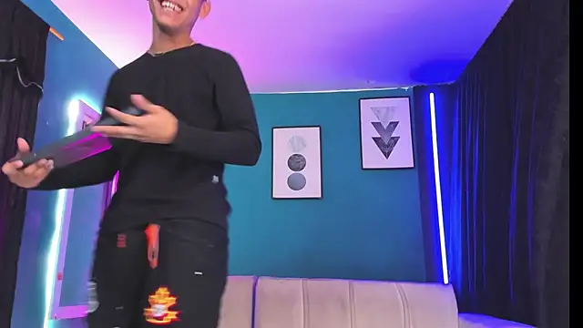 Snapshot of _HotWildwolves chatting on 04/13/26, 08:02 HotWildwolves online show from 04/13/26, 08:02