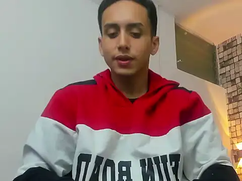 Snapshot of Zack_isback chatting on 04/13/26, 07:40 Zack isback online show from 04/13/26, 07:40