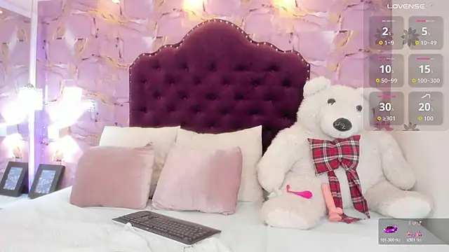 Snapshot of luna_bloomm_ chatting on 06/23/26, 04:10 luna bloomm online show from 06/23/26, 04:10