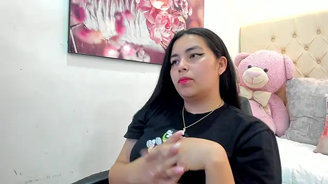 Snapshot of luna_bloomm_ chatting on 04/14/26, 04:17 luna bloomm online show from 04/14/26, 04:17