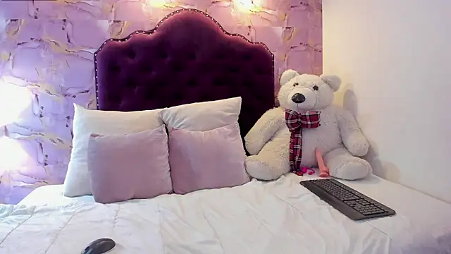 Snapshot of luna_bloomm_ chatting on 05/22/26, 05:27 luna bloomm online show from 05/22/26, 05:27