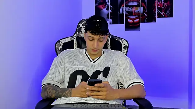 Snapshot of eithan_boy_ chatting on 07/10/26, 03:17 eithan boy online show from 07/10/26, 03:17