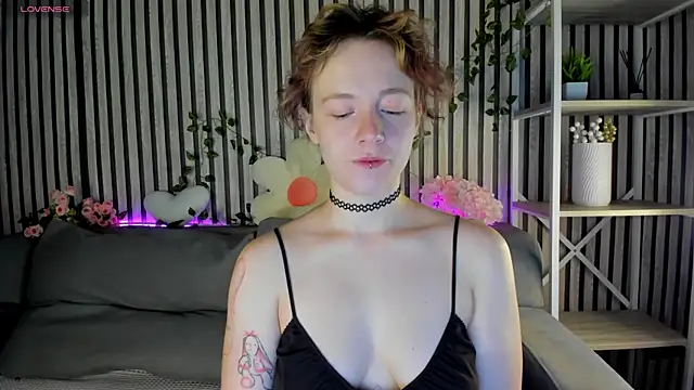 Snapshot of Ricki_Bloom chatting on 07/16/26, 01:13 Ricki Bloom online show from 07/16/26, 01:13