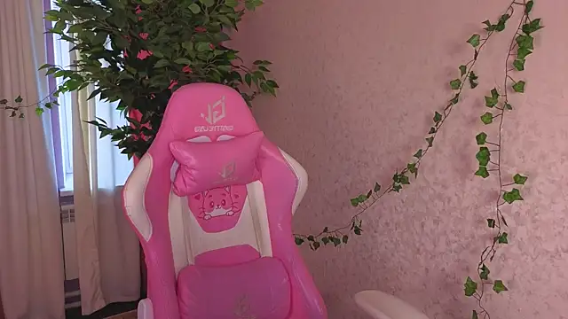 Snapshot of Ricki_Bloom chatting on 06/19/26, 01:11 Ricki Bloom online show from 06/19/26, 01:11