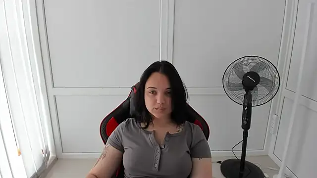 Snapshot of Caroline_cutte chatting on 06/14/26, 06:47 Caroline cutte online show from 06/14/26, 06:47