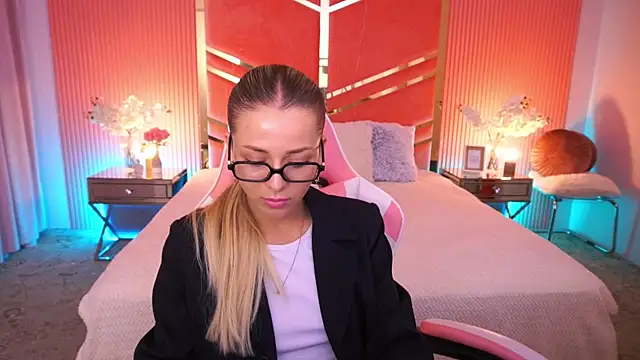 Snapshot of DoveLovee chatting on 06/05/26, 06:07 DoveLovee online show from 06/05/26, 06:07