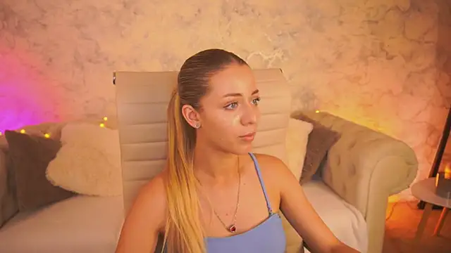 Snapshot of DoveLovee chatting on 06/15/26, 01:11 DoveLovee online show from 06/15/26, 01:11