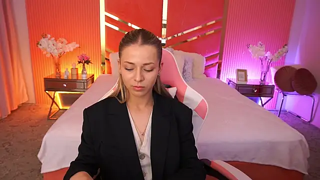 Snapshot of DoveLovee chatting on 05/18/26, 01:05 DoveLovee online show from 05/18/26, 01:05