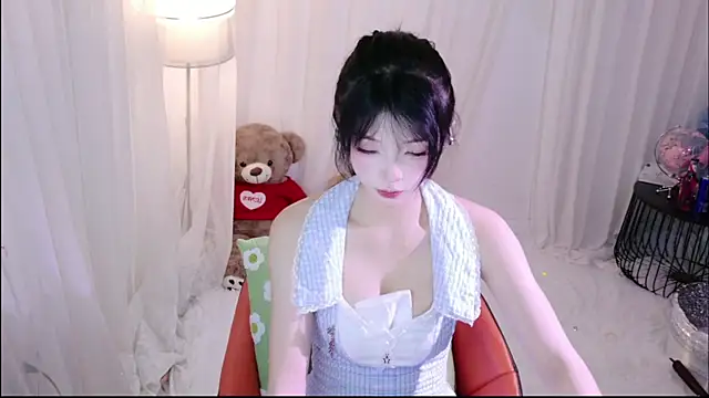 Snapshot of Zoe-001 chatting on 06/13/26, 02:48 Zoe-001 online show from 06/13/26, 02:48