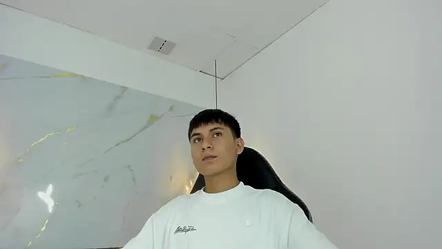 Snapshot of SantiagoCool chatting on 04/13/26, 07:29 SantiagoCool online show from 04/13/26, 07:29