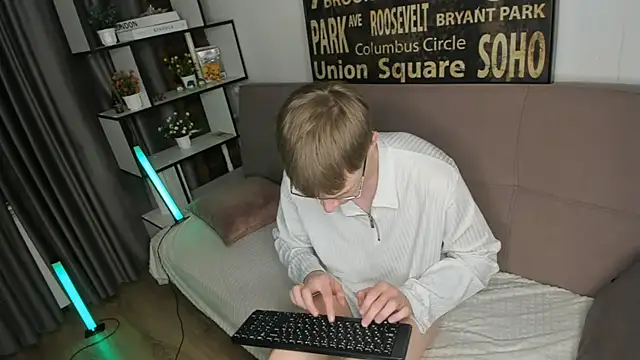 TwinkWhite online show from 05/17/26, 09:04