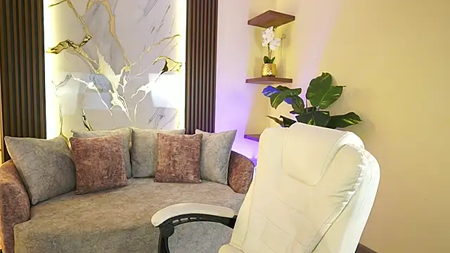 Snapshot of BrianaLane chatting on 05/04/26, 06:44 BrianaLane online show from 05/04/26, 06:44