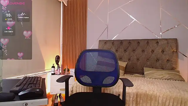 Perlaa moon  online show from 05/12/26, 03:29