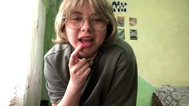 HalcyonHugX online show from 04/12/26, 01:25