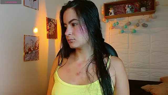 Snapshot of rosaleia_ chatting on 06/16/26, 04:45 rosaleia online show from 06/16/26, 04:45